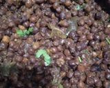 A picture of step 1 of Black cholay ki chaat.