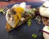 Foto del paso 10 de la receta: Huevos Touché! Tosta de huevos poché, sobre ajo puerro y cebolla morada