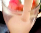 व्हाइट चॉकलेट और स्ट्रॉबेरी होट शेक (White chocolate aur strawberry hot shake recipe in Hindi) रेसिपी चरण 5 फोटो