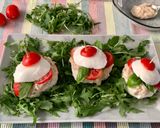 Foto del passaggio 5 della ricetta Burger di mozzarella, con tonno maionese capperi e basilico fresco