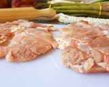 Foto del paso 1 de la receta: Pollo relleno de jamón, bacon y queso