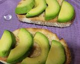 Foto del paso 2 de la receta: Tostas de aguacate con queso gratinado y jamón