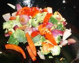 Foto del paso 3 de la receta: Lomo saltado con brócoli y pimiento morrón rojo