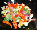 Foto del paso 3 de la receta: Lomo saltado con brócoli y pimiento morrón rojo