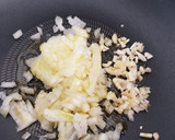 Foto del paso 1 de la receta: Arroz integral salteado con espinacas, champiñones