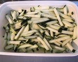 Une image de l'étape 2 de Courgette et champignons aux tomates poires et piments verts.