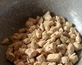 Foto del paso 1 de la receta: Salteado de pollo y puerros en colchón de arroz blanco