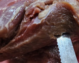 Foto del paso 4 de la receta: 🥩🍖Roast Beef al horno mechado con morrones y ajos sobre colchón de papas y cebollas 🍖🥩