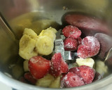 Foto del paso 2 de la receta: Batido refrescante de fresa y plátano vegano 🍓