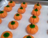 Foto langkah ke 4 dari resep Kue kering karakter Labu Kuning.