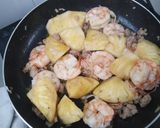 Hình bước làm 2 của món Khóm (thơm) xào tôm thịt