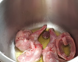 Foto del paso 2 de la receta: Conejo en salsa de peras