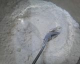 Foto langkah ke 2 dari resep Bolu Kukus Pisang Mekar Tanpa Mixer.