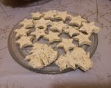 Foto del passaggio 4 della ricetta Stelle di pancarré con salmone e formaggio spalmabile