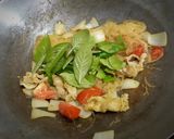 A picture of step 3 of Stir-Fried Glass Noodles with Green Curry Paste.