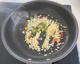 A picture of step 4 of Spicy Scallops & Prawns.