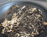 Foto del paso 4 de la receta: Pasta negra con gulas al ajillo