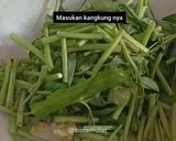 Foto langkah ke 3 dari resep Mie goreng kangkung.