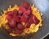 A picture of step 2 of Beetroot bahji(chuqander).