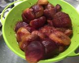 Une image de l'étape 1 de Compote de pêches de vigne, pomme et bananes.