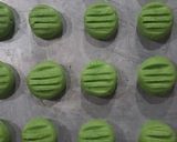 Foto langkah ke 4 dari resep Cookies Maizena Pandan Almond.