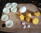 Foto del paso 1 de la receta Huevos de coral rellenos con pescado sobre escarola