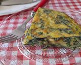 Foto del paso 5 de la receta: Tortilla de patatas con espinacas y piñones