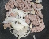 รูปขั้นตอนการทำที่ 2 ของ หมูสไลซ์ผัดพริกหวาน