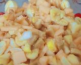 A picture of step 4 of Tangy chilli fruit chaat.