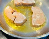 Foto del paso 3 de la receta: Foie gras crudo a la plancha con mango y reducción de vinagre balsámico