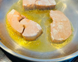 Foto del paso 3 de la receta: Foie gras crudo a la plancha con mango y reducción de vinagre balsámico