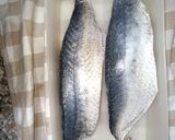 Foto del passaggio 1 della ricetta Filetto di sgombro con datterini gialli