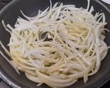Foto del paso 1 de la receta: Tortilla de patatas al vapor con cebolla
