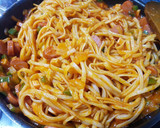 Foto del paso 8 de la receta: Tallarines con Pimiento, Cebolla, Salchichas y Tomate!!🍅🍝