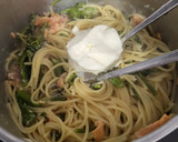 Foto del paso 3 de la receta: Pasta con salsa cremosa de salmón y bimi
