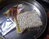 A picture of step 1 of Veg Maggi.