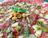 Foto del paso 5 de la receta: Carpaccio de vacuno trufado con parmesano y pesto de cacahuetes