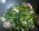 Hình bước làm 2 của món Bò xào rau muống