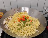 Foto langkah ke 5 dari resep Mie Goreng Jawa.