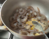 Foto del paso 3 de la receta: Tostones con camarones al ajillo y ensalada verde