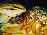 Papas con cheddar y panceta