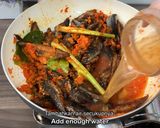 Foto langkah ke 4 dari resep Ikan Pindang Bumbu Daun Bawang.