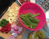 Foto langkah ke 2 dari resep Tumis daging jagung Muda bumbu kuning.
