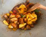 Foto langkah ke 5 dari resep 54. Tumis Ayam Nanas Asam Manis.