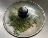 รูปขั้นตอนการทำที่ 4 ของ ผัดกระเฉดไฟแดงเต้าหู้ปลา plant based