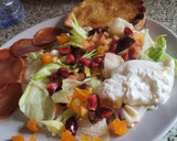Foto del paso 6 de la receta: Ensalada con frutas, burrata, lomo embuchado y piñones