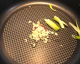 Hình bước làm 2 của món Taco bò với lá xà lách
