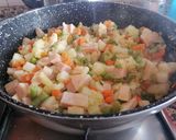 Foto del paso 2 de la receta: Rulo de tortilla relleno de queso y pavo con verdura salteada