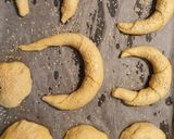 Szezámmagos házi kifli és zsemle recept fázis 1 fotója