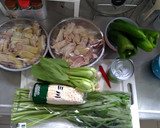 減脂便當(青椒菇菇、小黃瓜玉米、雞肉、燙炒青菜)的食譜步驟2照片